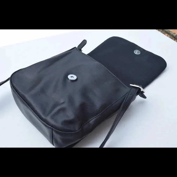 Etienne Aigner cross body bag - Picture 3 of 8